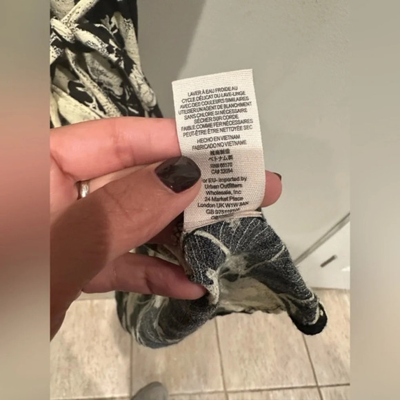 Gently used Free People Wrap dress in black floral‎ print.  Size XS G0199 - Picture 4 of 11